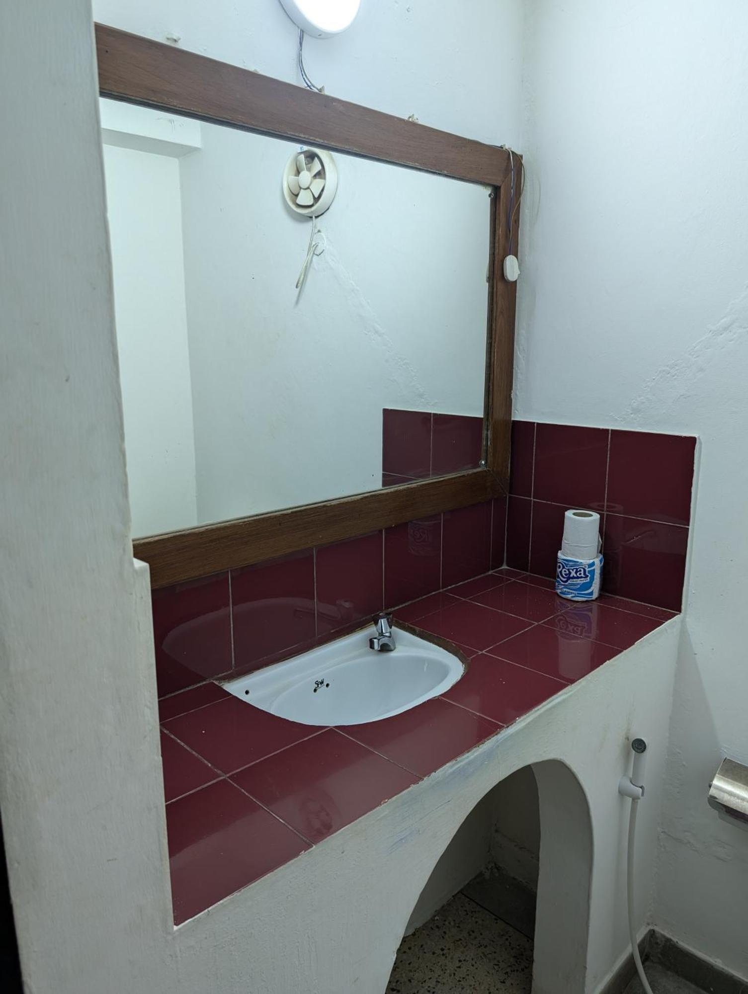 Q-Bar & Guesthouse Dar es Salaam Bagian luar foto