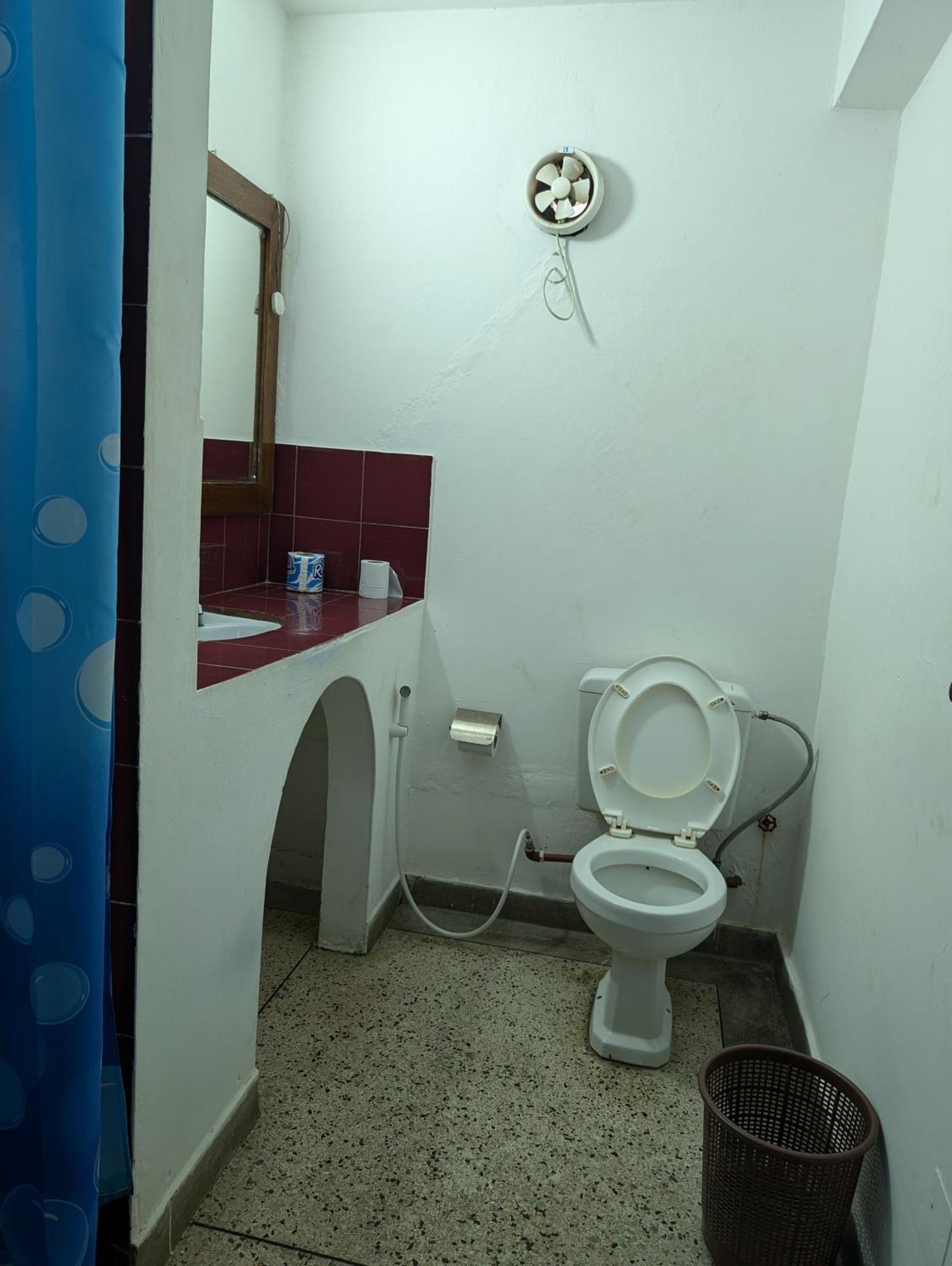 Q-Bar & Guesthouse Dar es Salaam Bagian luar foto