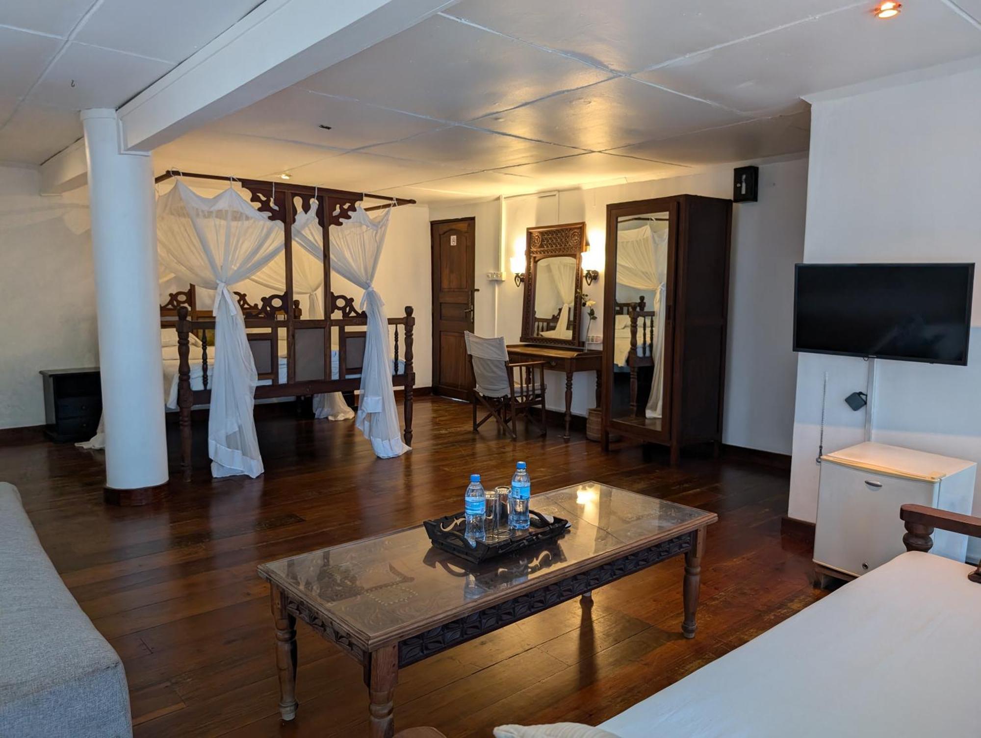 Q-Bar & Guesthouse Dar es Salaam Bagian luar foto