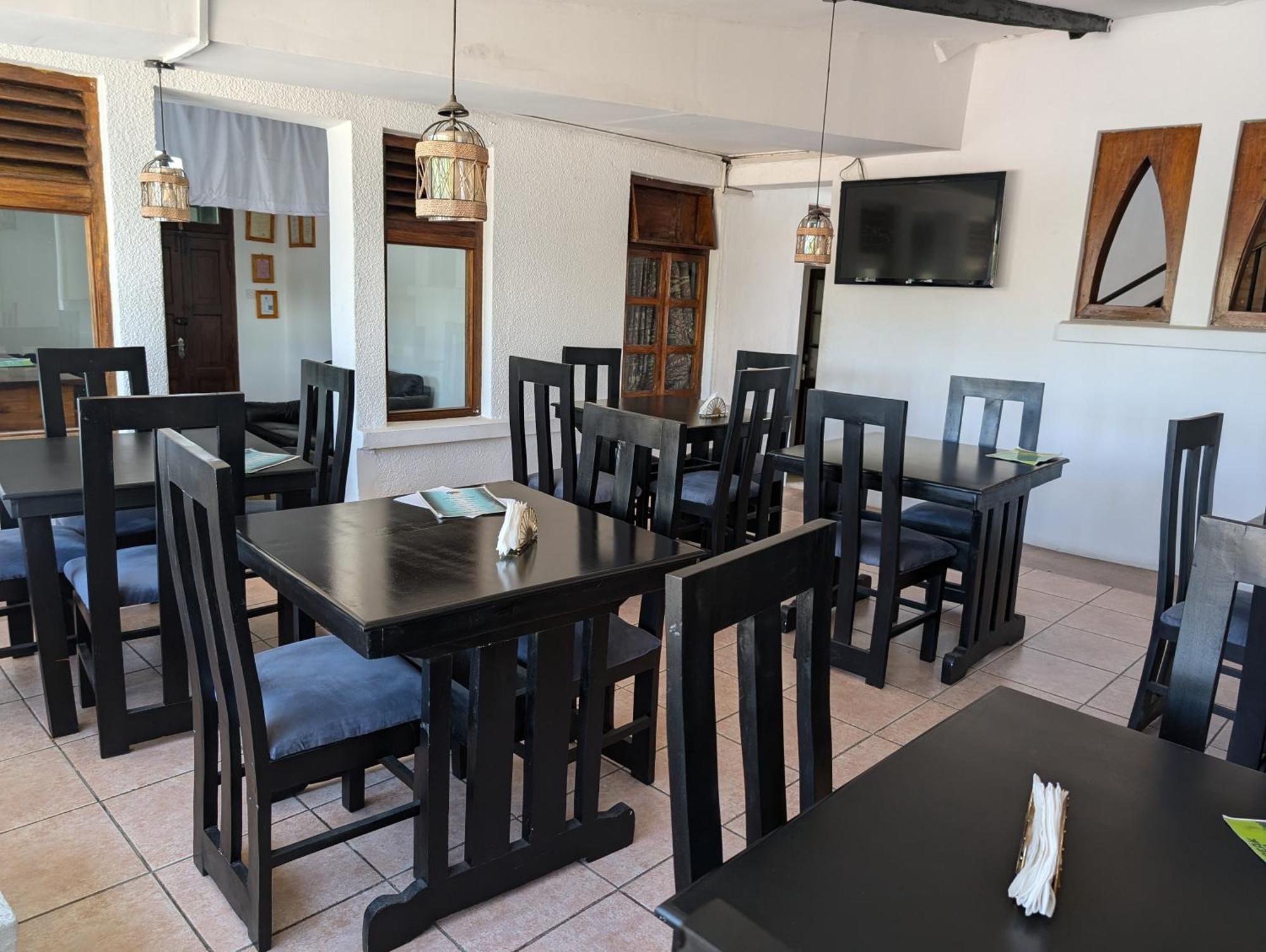 Q-Bar & Guesthouse Dar es Salaam Bagian luar foto