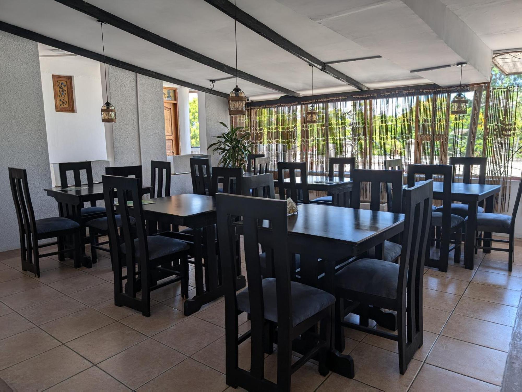 Q-Bar & Guesthouse Dar es Salaam Bagian luar foto