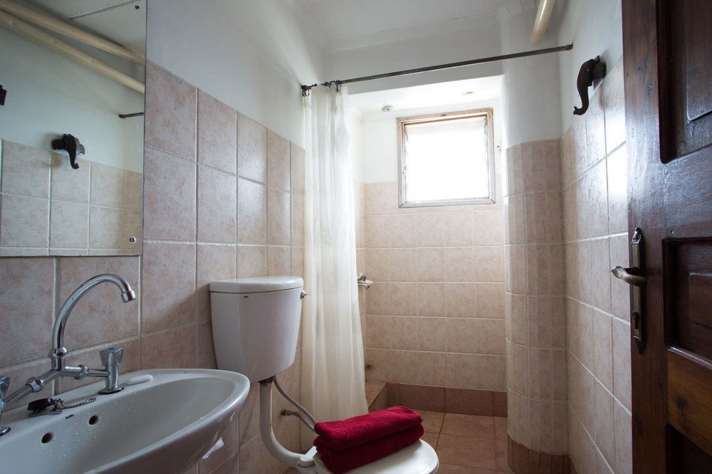 Q-Bar & Guesthouse Dar es Salaam Bagian luar foto