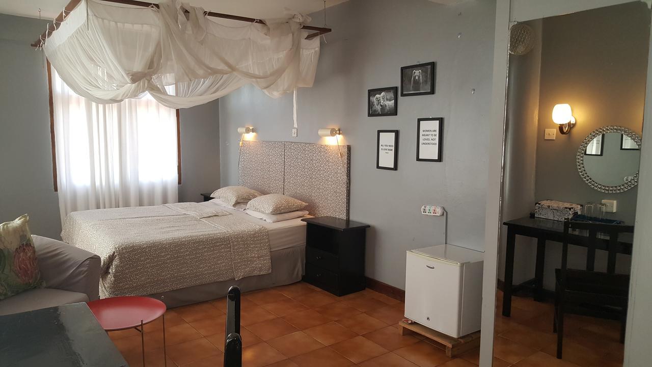 Q-Bar & Guesthouse Dar es Salaam Bagian luar foto